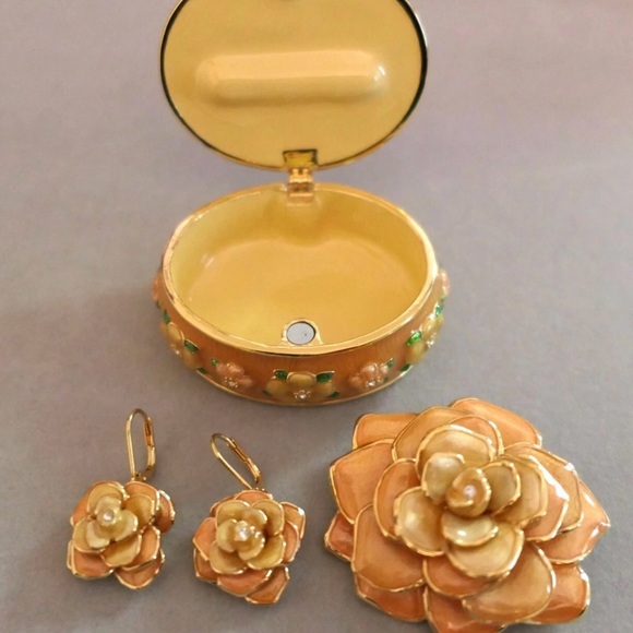 Joan Rivers RARE  Vintage Stunning Trinket Box With Beautiful Earrings! - Picture 7 of 16